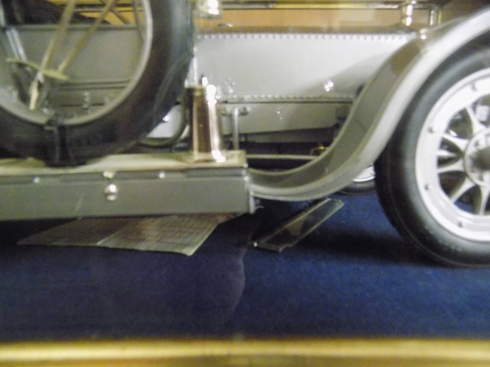 *Rolls Royce. Silver Ghost model by Franklin Mint, 1:12 scale, in glass display case, 16cm high x - Image 8 of 8