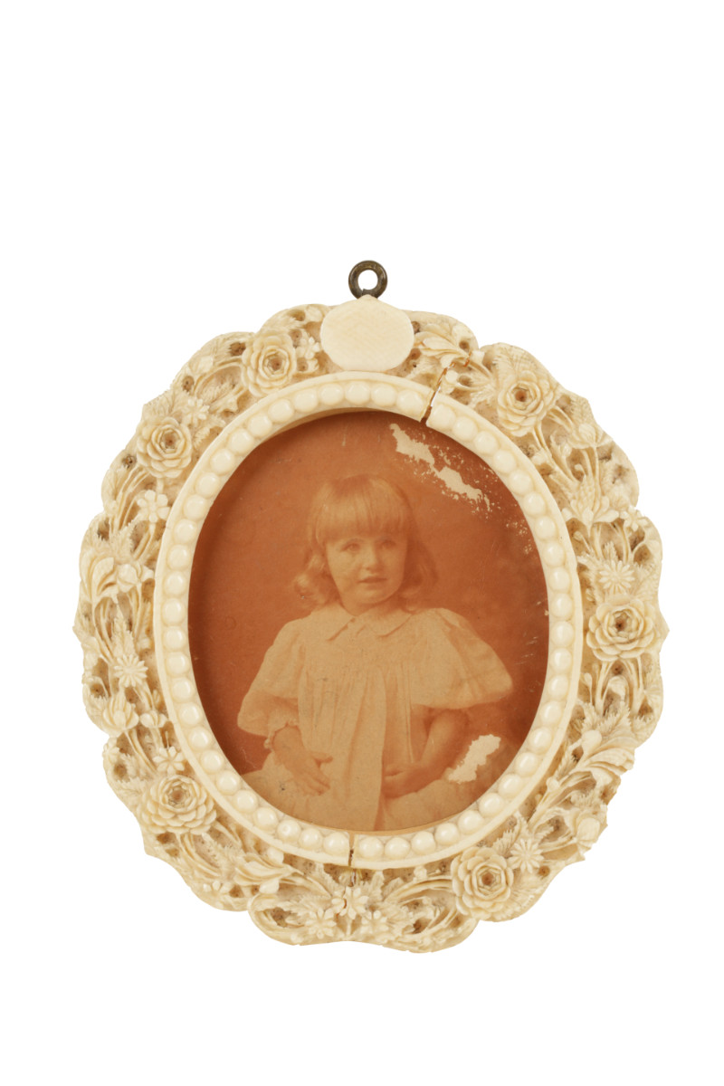 CARVED IVORY PHOTOGRAPH FRAME, 19TH CENTURY