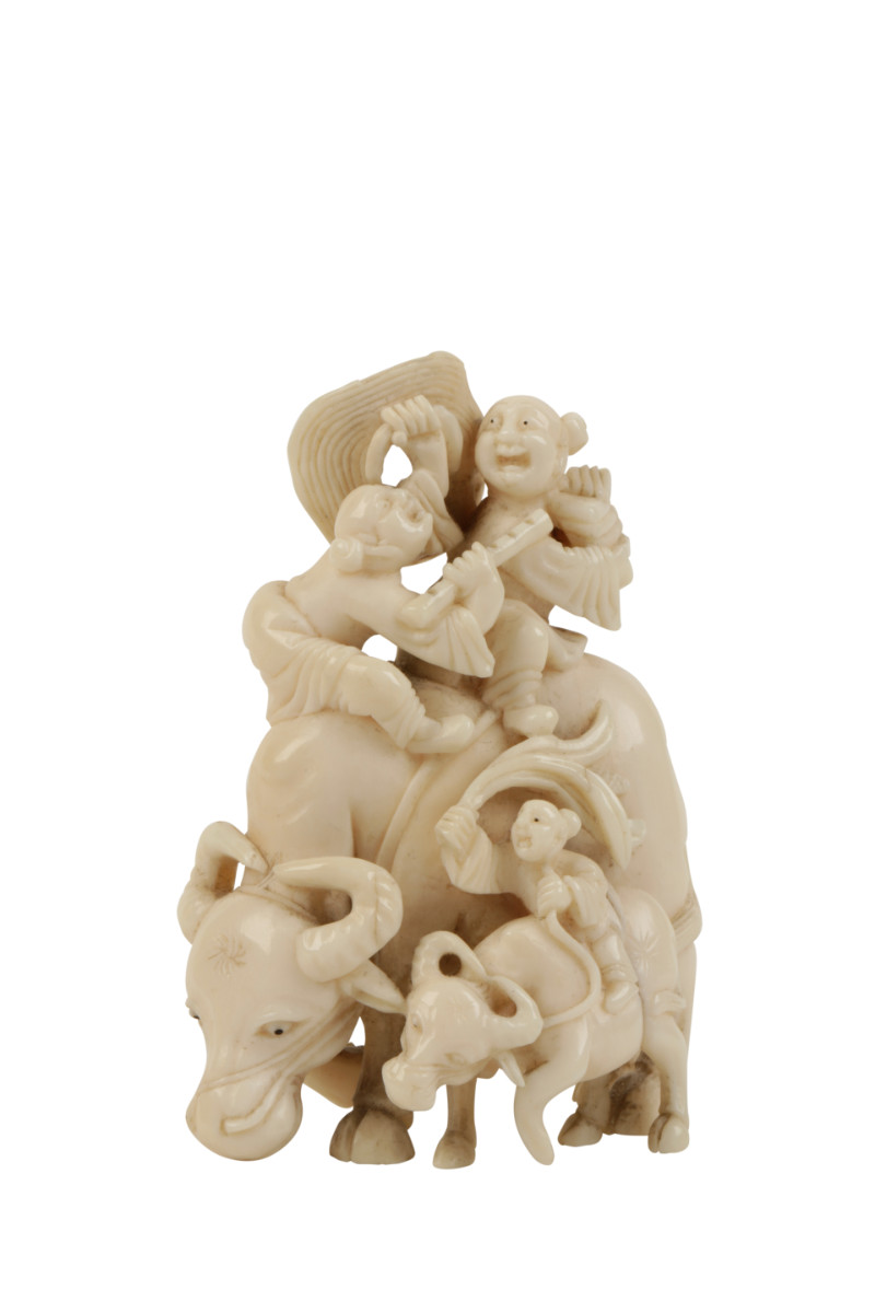 SMALL CARVED IVORY GROUP, QING DYNASTY, EARLY 19TH CENTURY