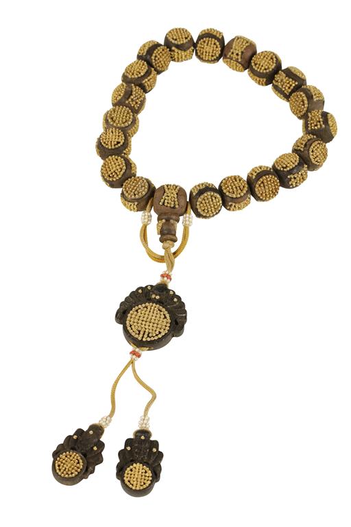 STRING OF CHENXIANG WOOD AND GOLD INLAID BEADS