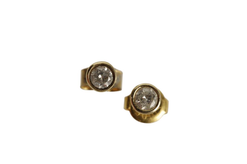 PAIR OF DIAMOND EAR STUDS