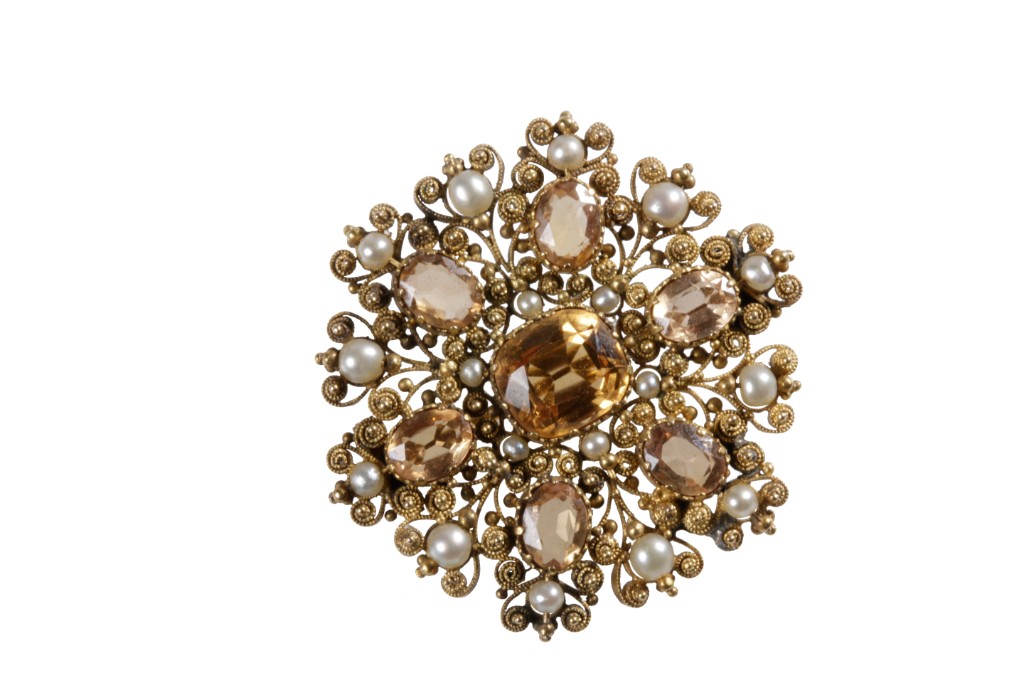 IN THE MANNER OF CASTELLANI: A VICTORIAN YELLOW GOLD FILIGREE TARGET BROOCH