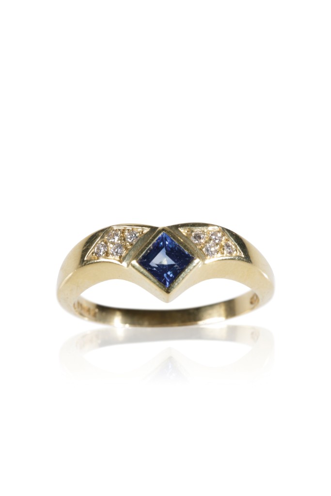 RICH HAYES: 18CT YELLOW GOLD RING