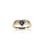 RICH HAYES: 18CT YELLOW GOLD RING