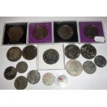 A COLLECTION OF COMMEMORATIVE CROWNS, Five Pound Coins and other coins