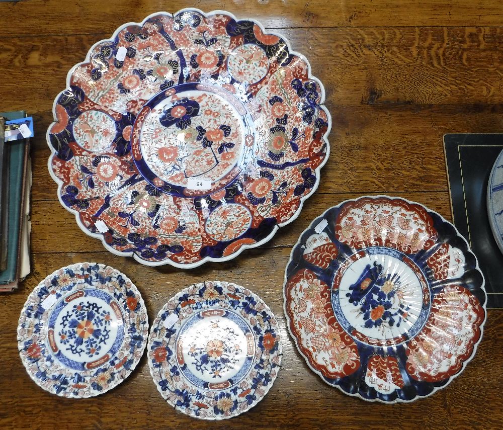 AN ORIENTAL IMARI CHARGER, 18" dia. and three smaller