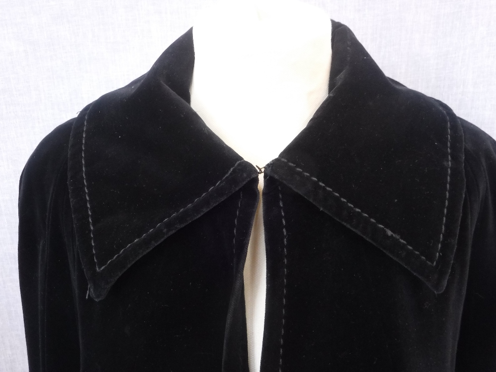 A BLACK VELVET VINTAGE CAPE - Image 2 of 2