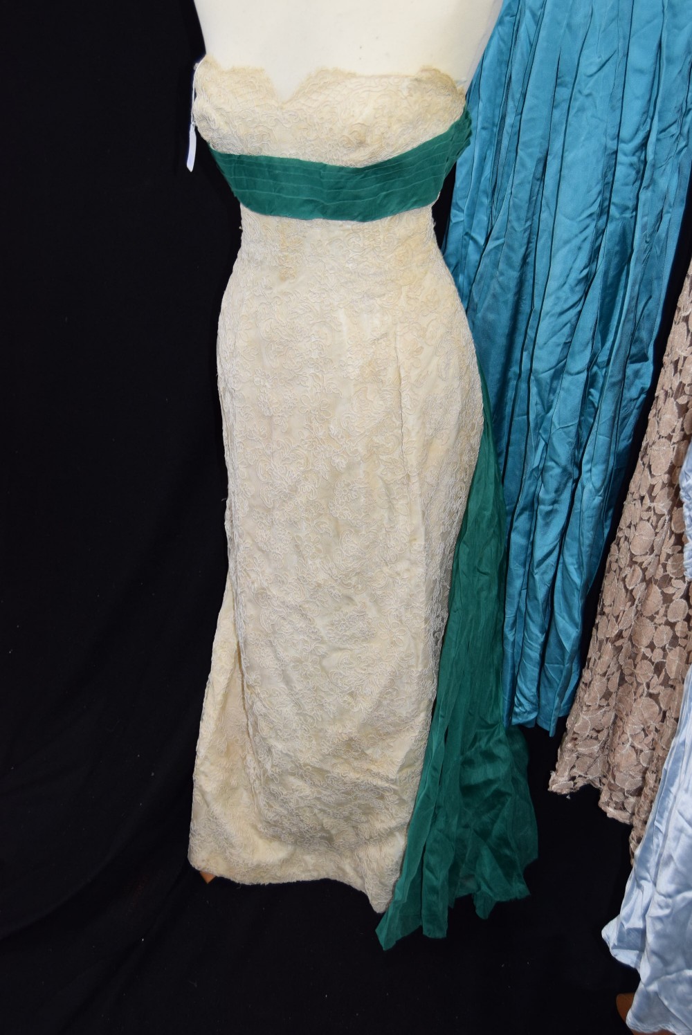 A CREAM STRAPLESS EVENING DRESS, the bodice decorated with green pleated chiffon and falling into - Image 2 of 4