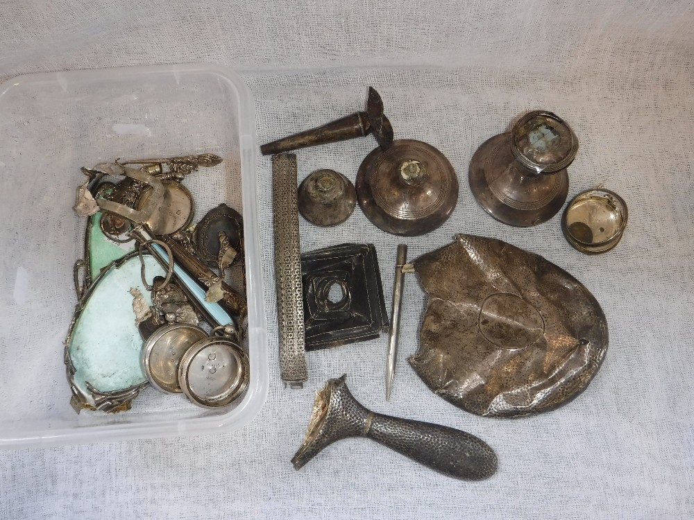 A COLLECTION OF DAMAGED SILVER AND WHITE METAL ITEMS