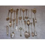 A COLLECTION OF SILVER SPOONS AND FLATWARE (c.293gms)