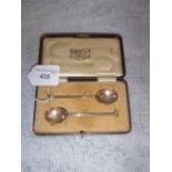A PAIR OF 9CT YELLOW GOLD COFFEE SPOONS, dated '1883-1933, in a fitted presentation case, (c.21gms)