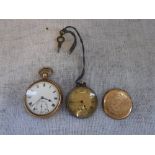 A GENTLEMAN'S YELLOW METAL OPEN FACE POCKET WATCH, the round dial with Roman numerals and subsidiary