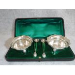 A PAIR OF SILVER CHESTER SALTS, circa 1900, in a fitted presentation case