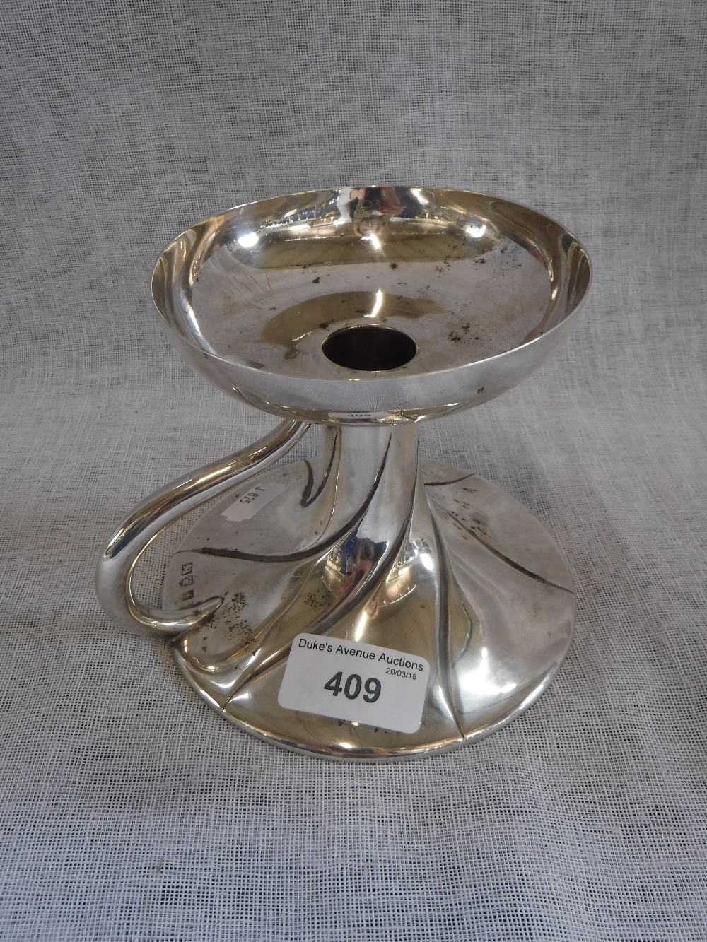 A SILVER CANDLESTICK HOLDER with carrying handle (c.211gms)