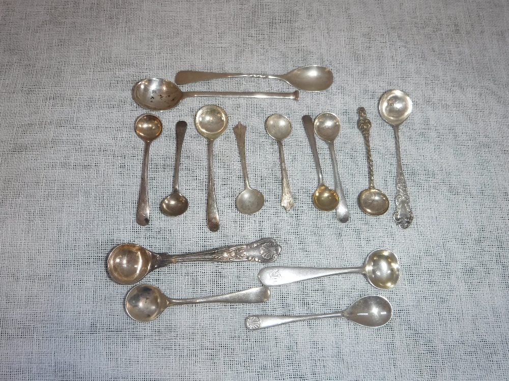 A COLLECTION OF SILVER SALTS AND MUSTARD SPOONS (c.76gms)