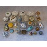 A COLLECTION OF CERAMIC TRINKET BOXES AND PILL BOXES