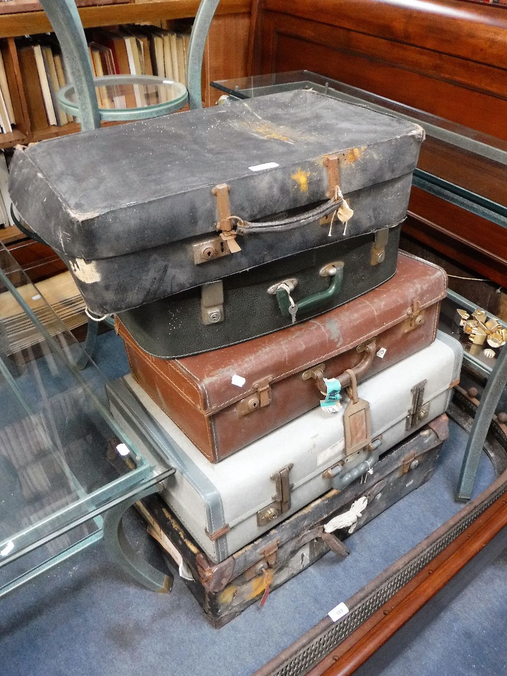 A COLLECTION OF VINTAGE LUGGAGE