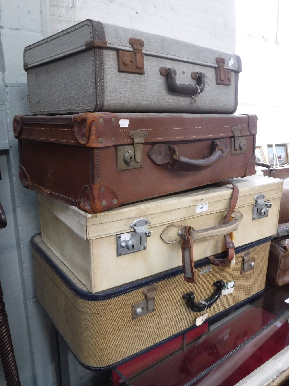 A COLLECTION OF VINTAGE SUITCASES