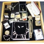 A COLLECTION OF COSTUME JEWELLERY AND COINS