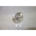 AN OVAL HAMMERED SILVER SNUFF BOX, (c.2.6oz)