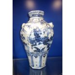 A CHINESE OCTAGONAL BLUE AND WHITE VASE decorated with warriors, 34 cm high