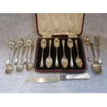 A CASED SET OF SILVER TEASPOONS and a collection of loose flatware