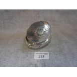 AN OVAL HAMMERED SILVER SNUFF BOX, approx. 2.6oz