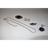 A COLLECTION OF JEWELLERY, to include a 9 ct yellow gold fine link chain necklace