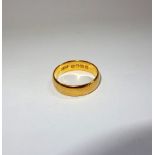 A 22 CT YELLOW GOLD WEDDING BAND, ring size N-O