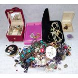 A COLLECTION OF JEWELLERY, to include a travelling jewellery case