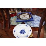 A 19TH CENTURY SPODE BLUE AND WHITE TUREEN BASE and a collection of similar plates