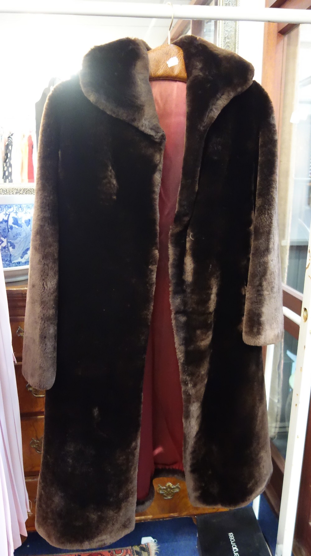 A VINTAGE BROWN 3/4 LENGTH FUR COAT AND MATCHING HAT