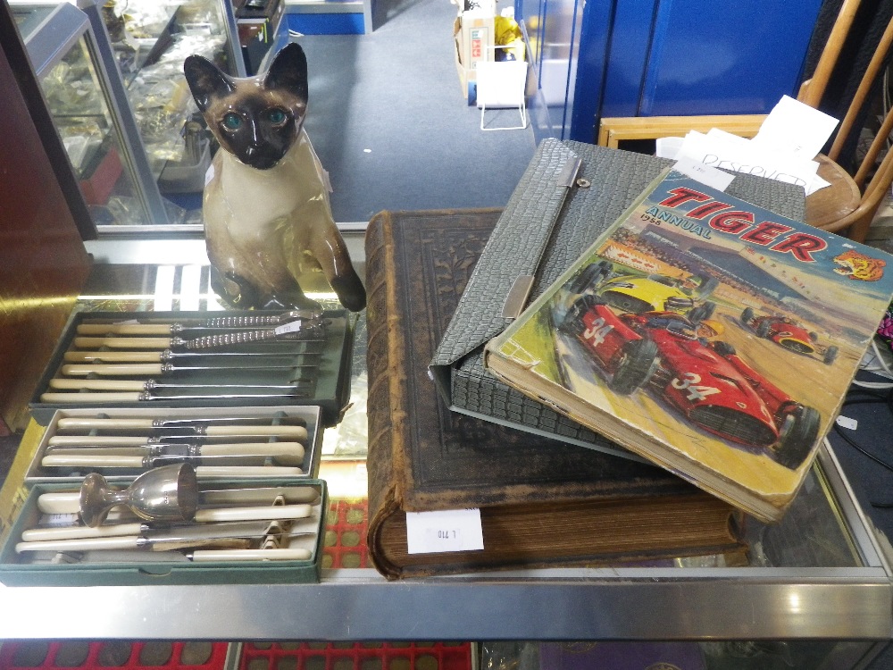 A MAHJONG SET in a fitted travelling case and a collection of sundries