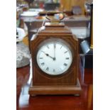 AN EDWARDIAN MAHOGANY CASED MANTEL CLOCK, 19 cm high