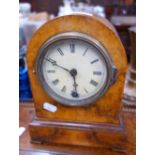 A VICTORIAN WALNUT CASED MANTEL CLOCK, 24 cm high