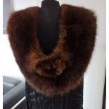 A LADY'S VINTAGE FOX FUR COLLAR complete with head and feet