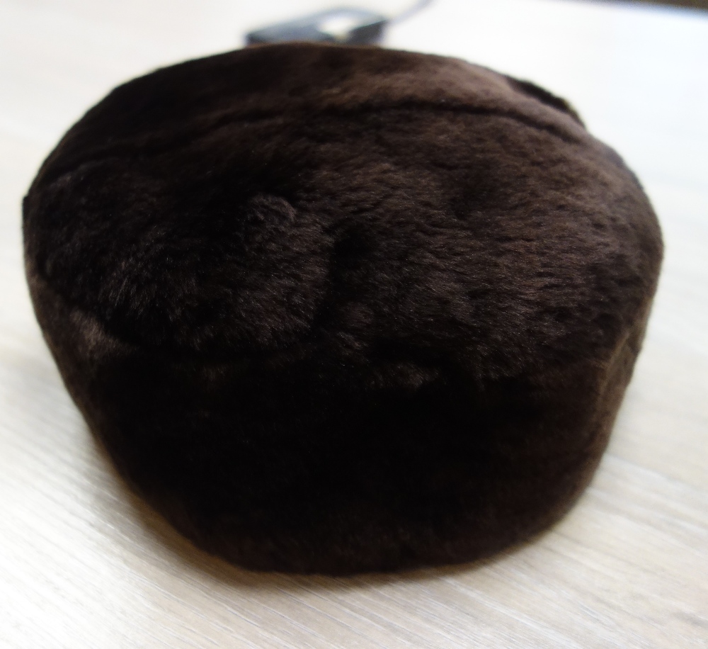 A VINTAGE BROWN 3/4 LENGTH FUR COAT AND MATCHING HAT - Image 2 of 2