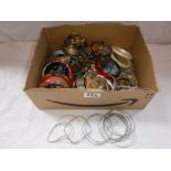 A COLLECTION OF VINTAGE BANGLES AND BRACELETS (as lotted)