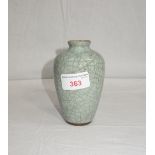 A CHINESE "GE" TYPE CELADON CRACKLE GLAZE VASE, 11cm high