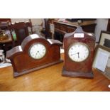 AN EDWARDIAN MAHOGANY CASED MANTLE, with circular white enamel dial with roman numerals and a