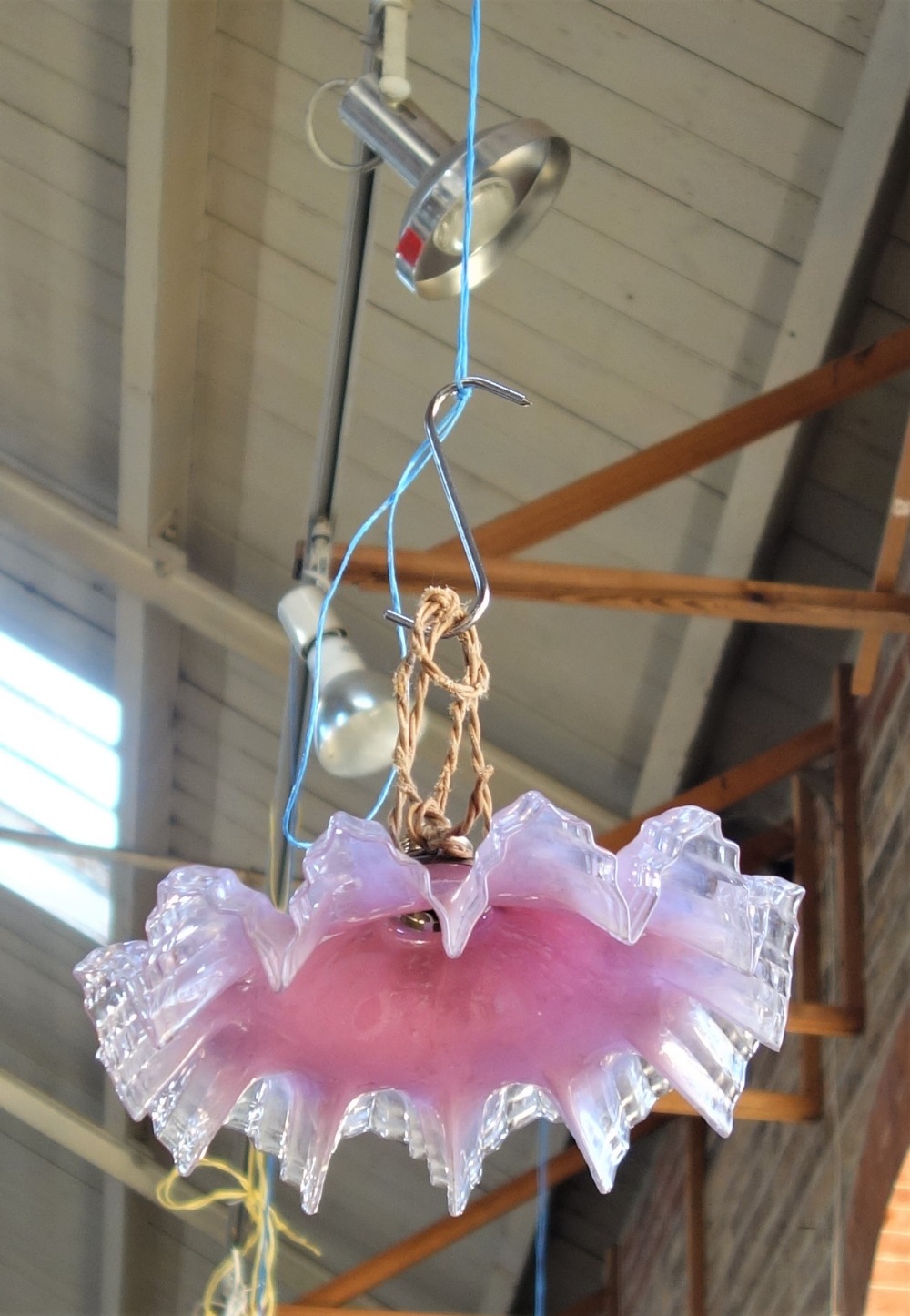 AN EARLY 20TH CENTURY PINK "VASELINE" TYPE FRILLED HANGING LIGHT SHADE