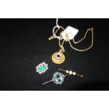 A COLLECTION OF JEWELLERY, to include an unmarked yellow metal open back locket