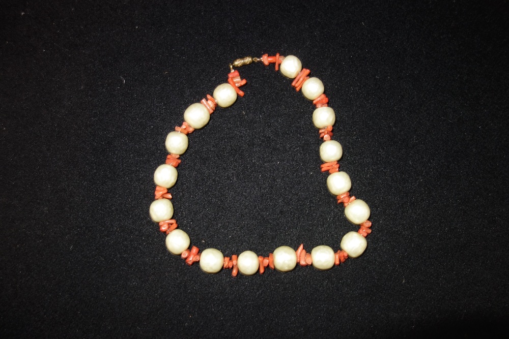A SIMULATED PEARL AND CORAL NECKLACE