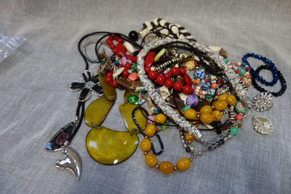 A COLLECTION OF BEADED JEWELLERY