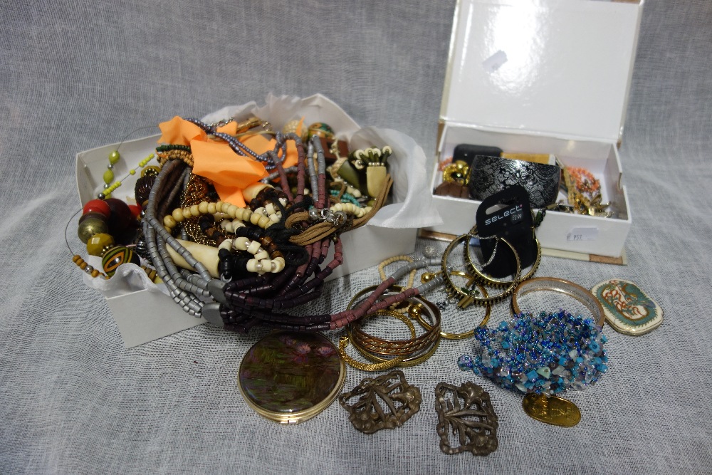 A COLLECTION OF COSTUME JEWELLERY AND BEADS