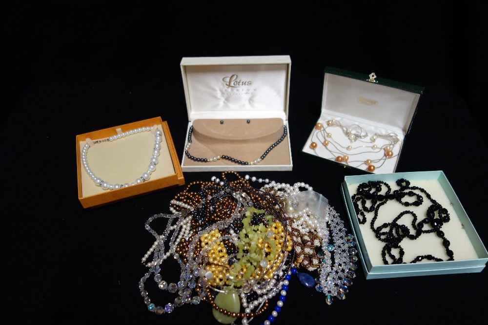 A COLLECTION OF COSTUME JEWELLERY