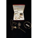 AN EDWARDIAN GOLD BROOCH, similar gold jewellery and a collection of costume jewellery