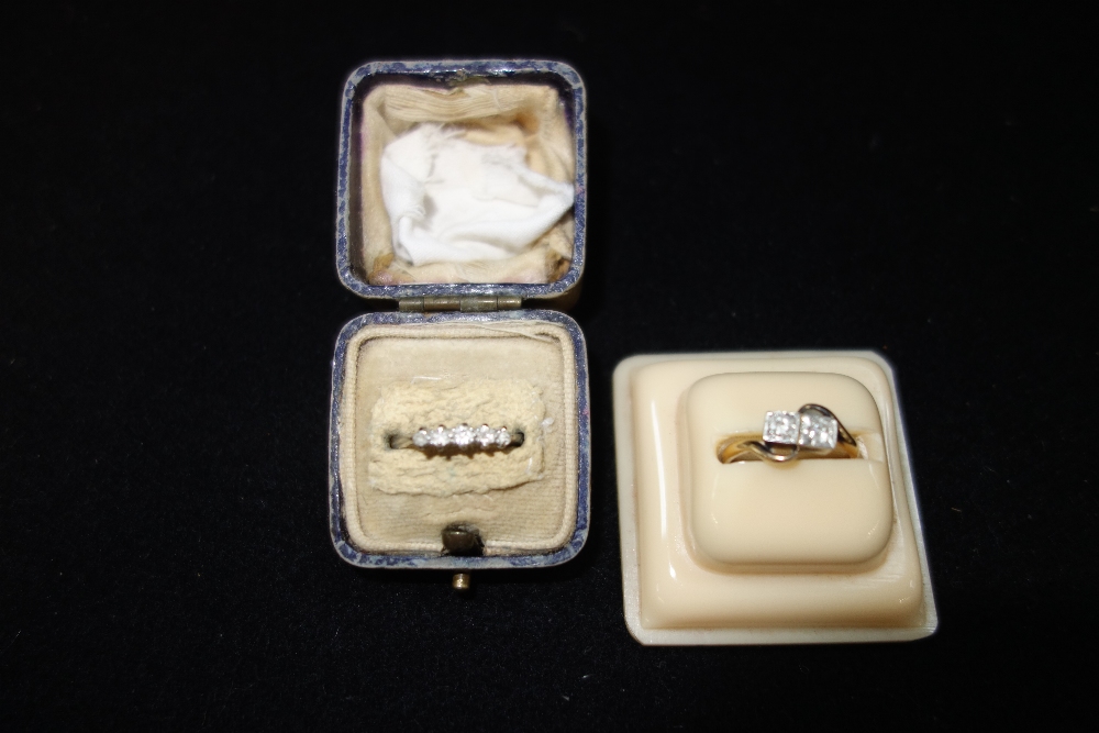 A COLLECTION OF JEWELLERY, to include a five stone diamond ring