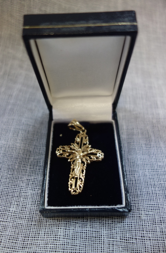 A 9CT YELLOW GOLD OPENWORK CROSS PENDANT, approx 6g