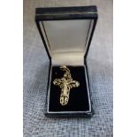 A 9CT YELLOW GOLD OPENWORK CROSS PENDANT, approx 6g